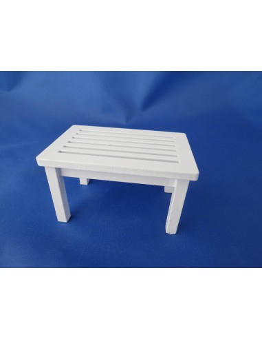mesa blanca de jardin