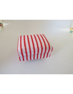 Puf en miniatura de rayas blancas y rojas
