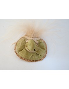 Sombrero verdoso con pluma
