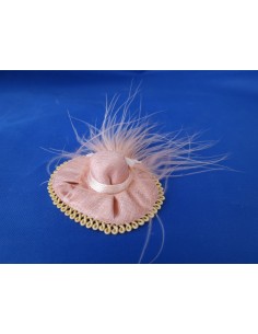 sombrero salmón con plumas