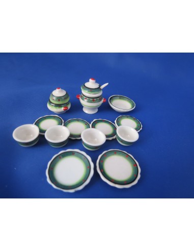 Vajilla de porcelana y decorada en verde