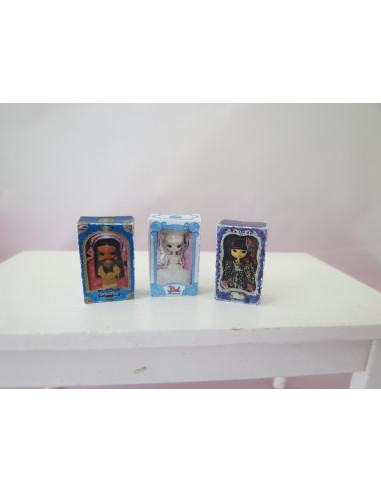 Caja de muñeca,vacia y cerrada  