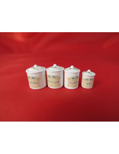 Botes de cocina blancos y decorados 