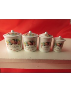 Botes de cocina blancos y decorados