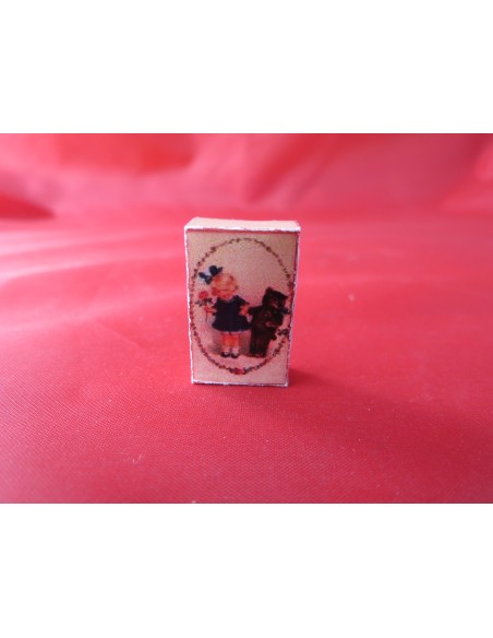 Caja vacia y cerrada de muñeca