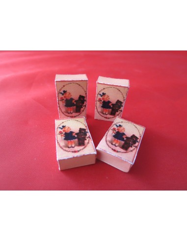 Caja vacia y cerrada de muñeca