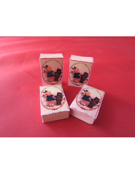 Caja vacia y cerrada de muñeca