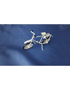Bicicleta roja o blanca de niño