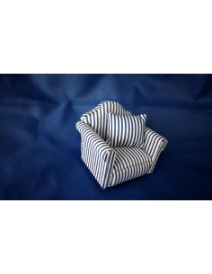 Sillón de rayas azules yblancas