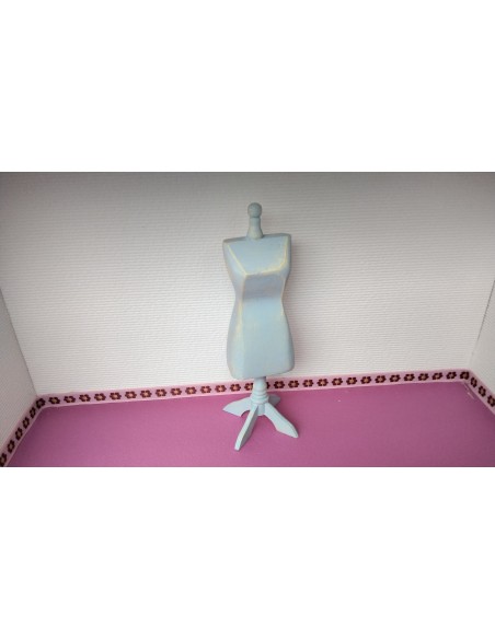 Maniqui de madera en tono celeste